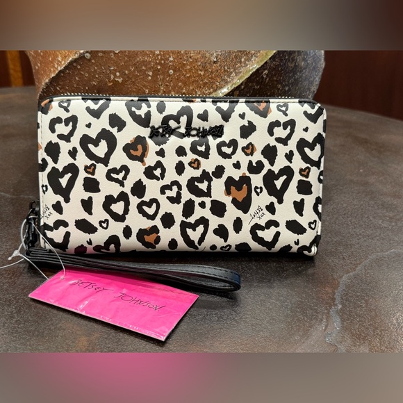Betsey Johnson Handbags - Betsey Johnson NWT Fun Black, White & Brown Leopard Heart Wristlet (P201)